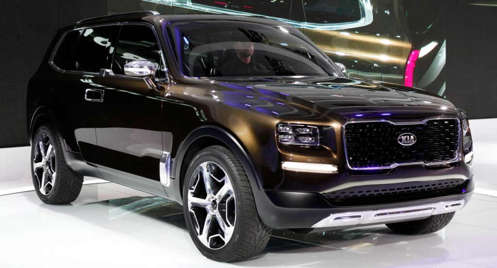 A green Kia Telluride is on display.