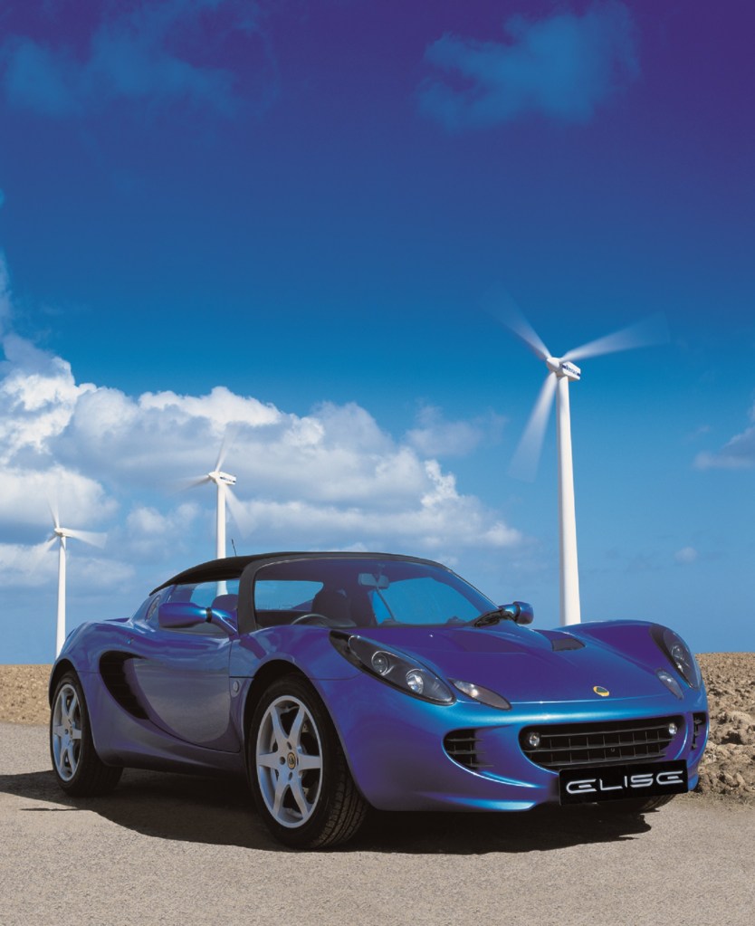A blue Lotus Elise S2 next to some windmills