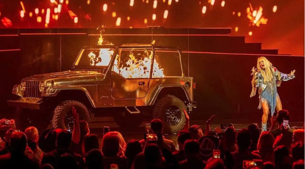 Carrie Underwood lights Jeep Wrangler on fire
