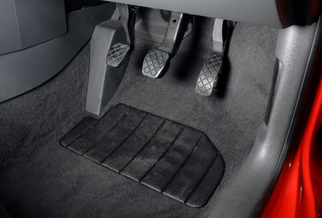 2003 Volkswagen Polo pedal set. 