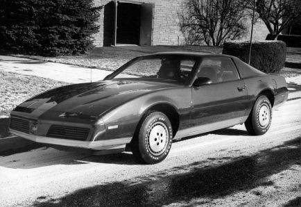 30 Years After Its Theft, a 1983 Pontiac Firebird Was Found Drowned in a Lake and No One Knows How It Got There
