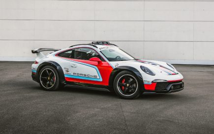 Forget a Safari, the Factory-Lifted Porsche 911 Wants to Dakar