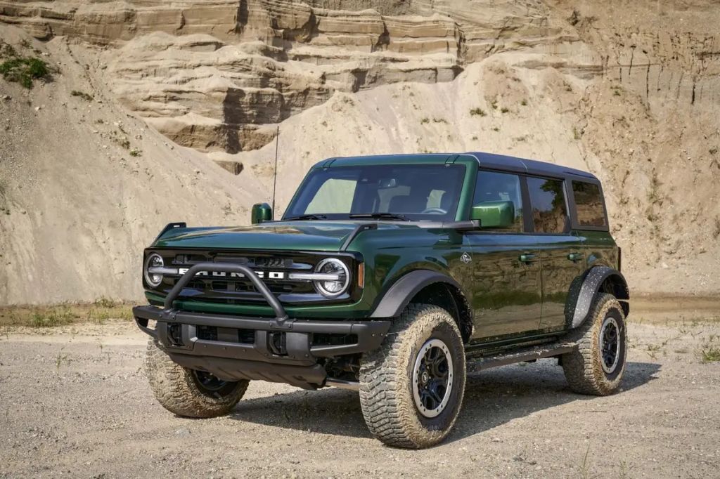 Green 2021 Ford Bronco Sasquatch front 3/4 view