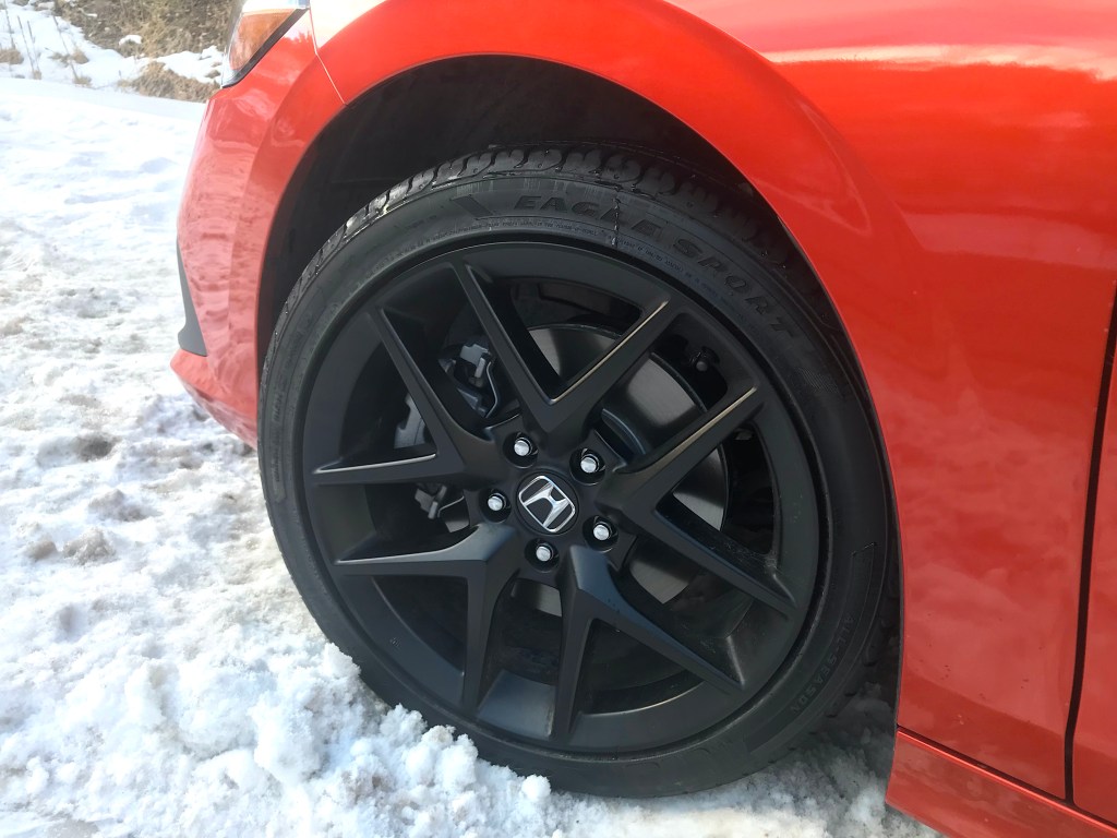 2022 Honda Civic Si black 18-inch wheel