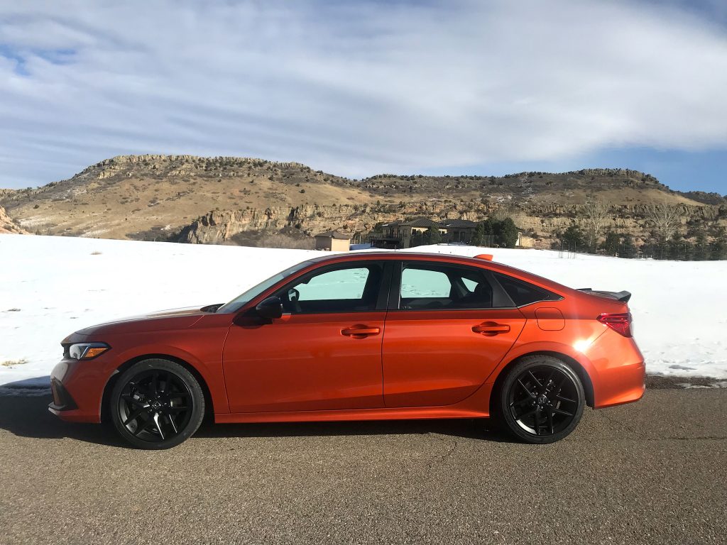 a side shot of the 2022 Honda Civic Si 