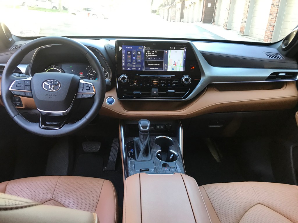 A front interior shot of the 2022 Toyota Highlander Platinum