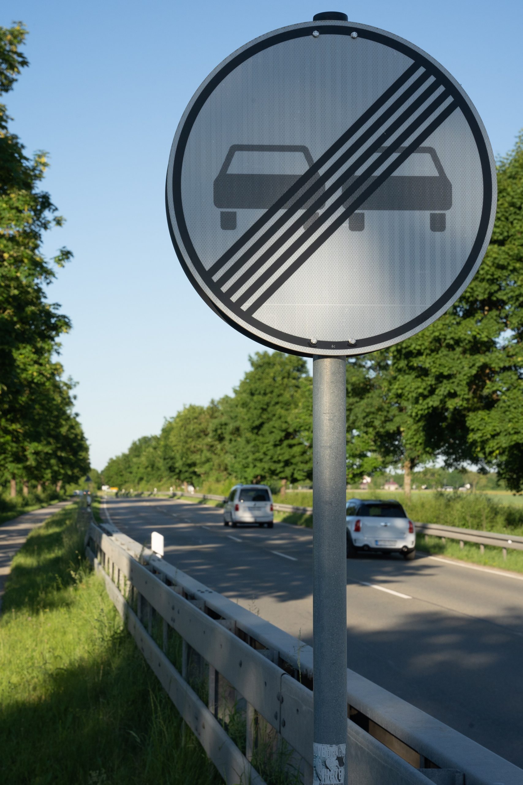 An Autobahn road sign indicating the lifting of highway restrictions in Germany