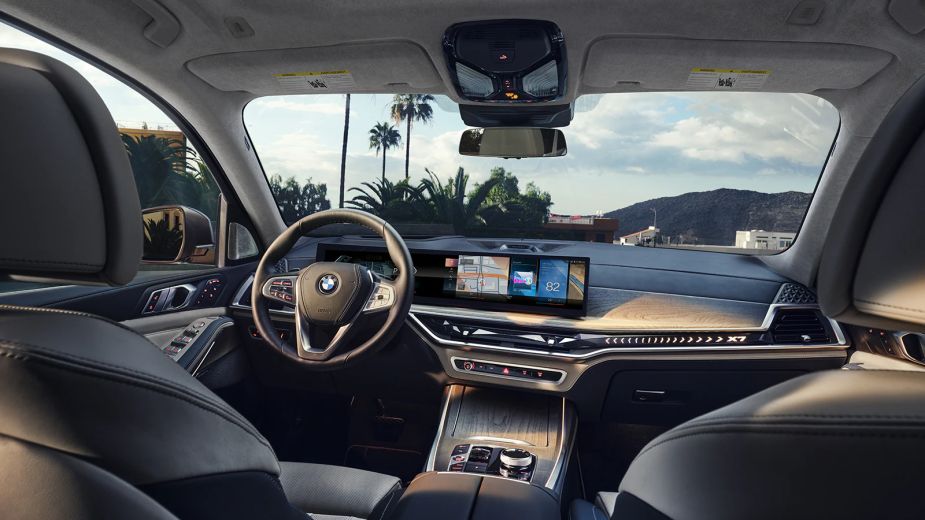 The front driver and passenger views of the 2023 BMW X7 are shown.