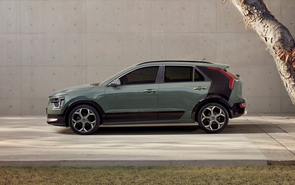 Side view of Cityscape Green 2023 Kia Niroc