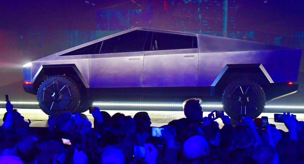 Tesla Cybertruck, Elon Musk promised all Steam games will play on Tesla vehicles.