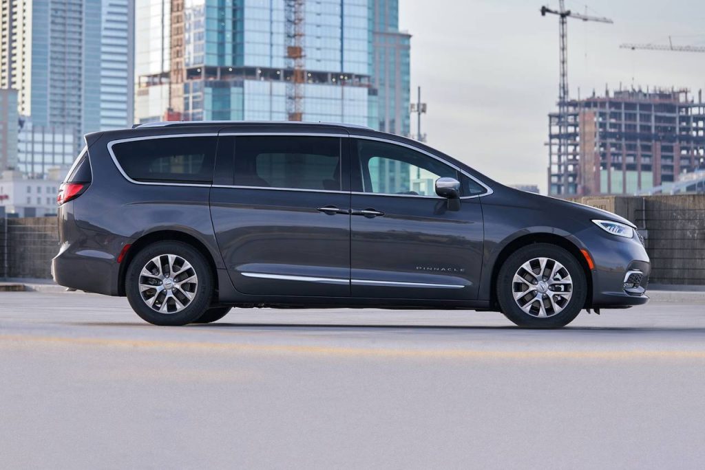 side view of the 2022 Chrysler Pacifica