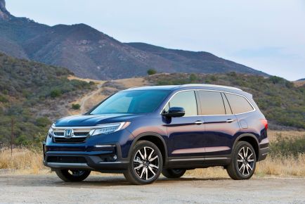 Consumer Reports Picks the 2022 Honda Pilot Over the Kia Telluride as the Best Midsize 3-Row SUV for Tall People