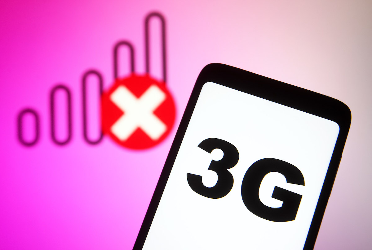 A 3G wireless sign on a smartphone screen with no-signal icon in the background