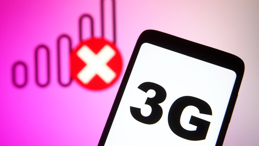 A 3G wireless sign on a smartphone screen with a no-signal icon in the background
