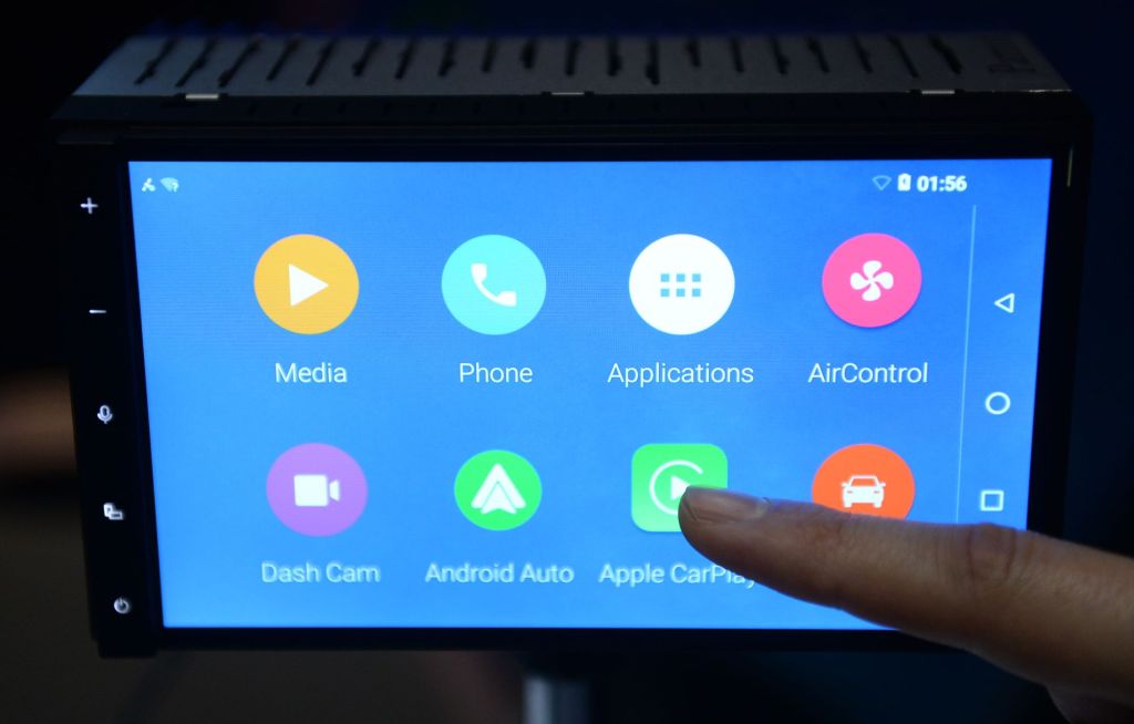 A screen displaying Android Auto and Apple CarPlay as options.