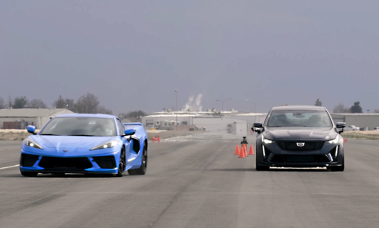 2022 Chevrolet Corvette V8 Z51 vs 2022 Cadillac CT5-V Blackwing entering U-turn during Edmunds U-drag racing test