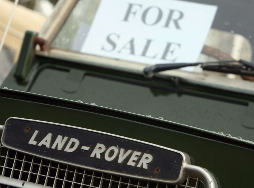 For sale sign on green Land Rover, highlighting U.S. News car-selling mistakes