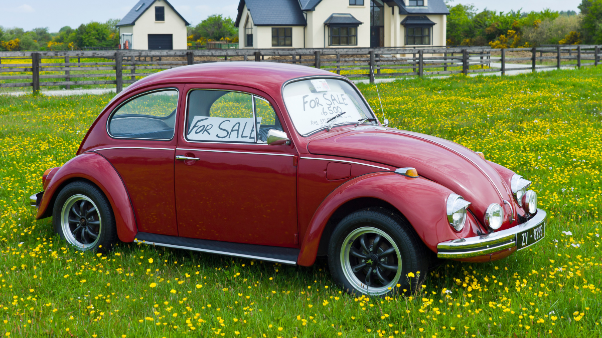 For sale signs on red VW Beetle, highlighting U.S. News car-selling mistakes