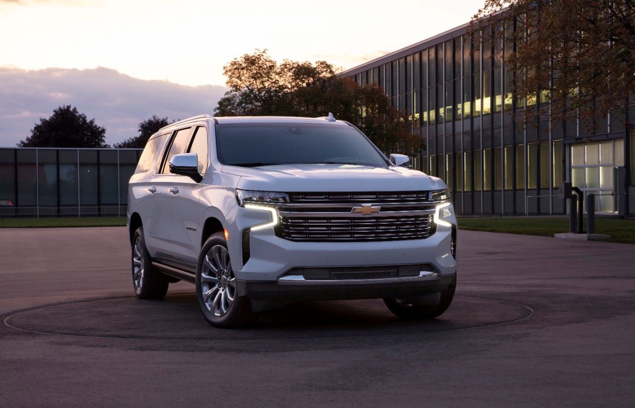 Front view of Summit White 2022 Chevy Suburban