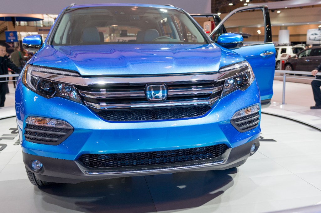 A 2016 Honda Pilot SUV featured at an auto show.