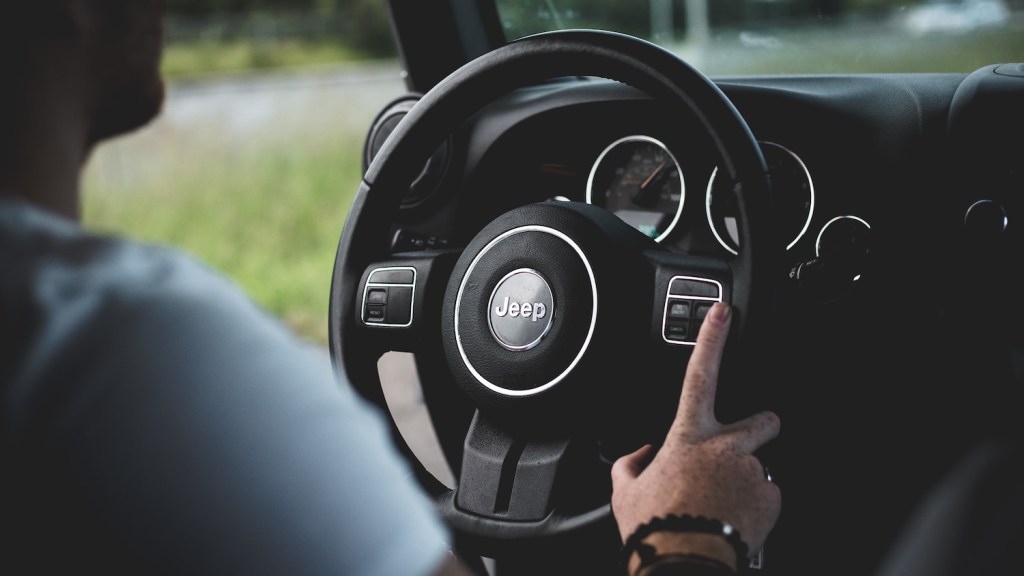 The steering wheel and horn of a modern Jeep Wrangler.