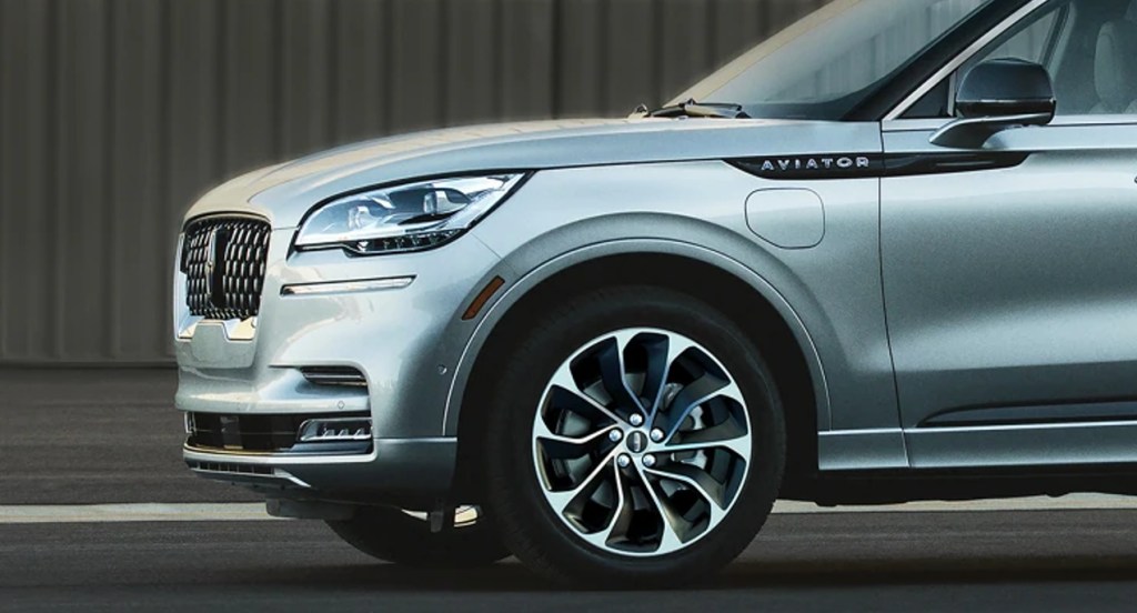 The front of a gray Lincoln Aviator. 