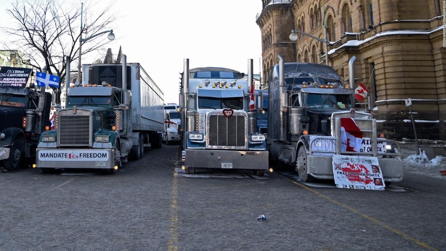 Semi trucks blocking streets in Ottawa in protest