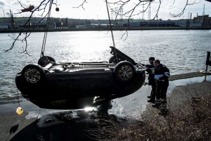 21 Years After 2 Teens Went Missing, a Scuba-Diving Amateur Investigator Found Their Car in a River