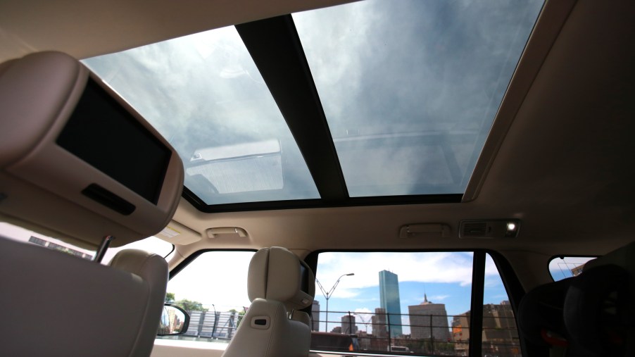 Panoramic sunroof on the 2014 Land Rover Range Rover