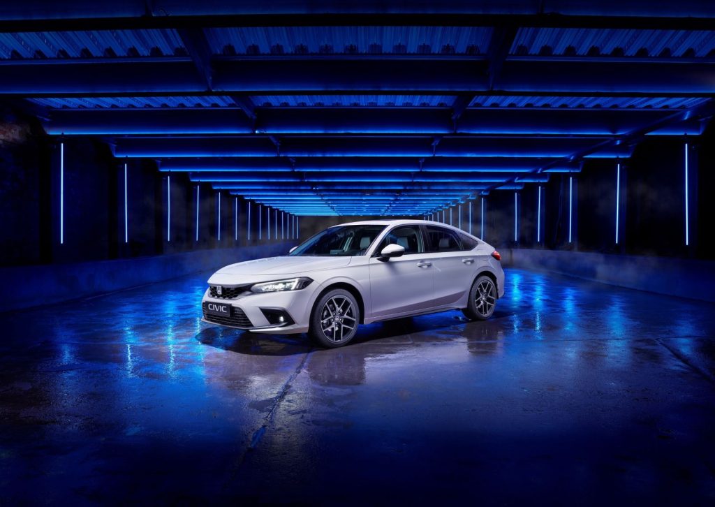 Honda Civic e:HEV 2022 blanche berline hybride sur fond bleu foncé spectaculaire