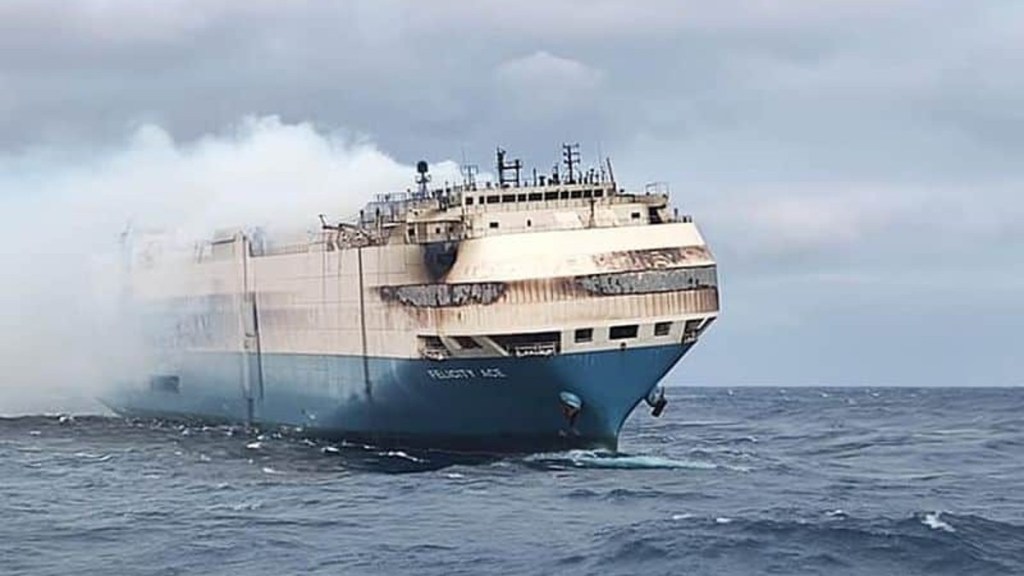 Felicity Ace on Fire carrying 4,000 vehicles from the Volkswagen Group