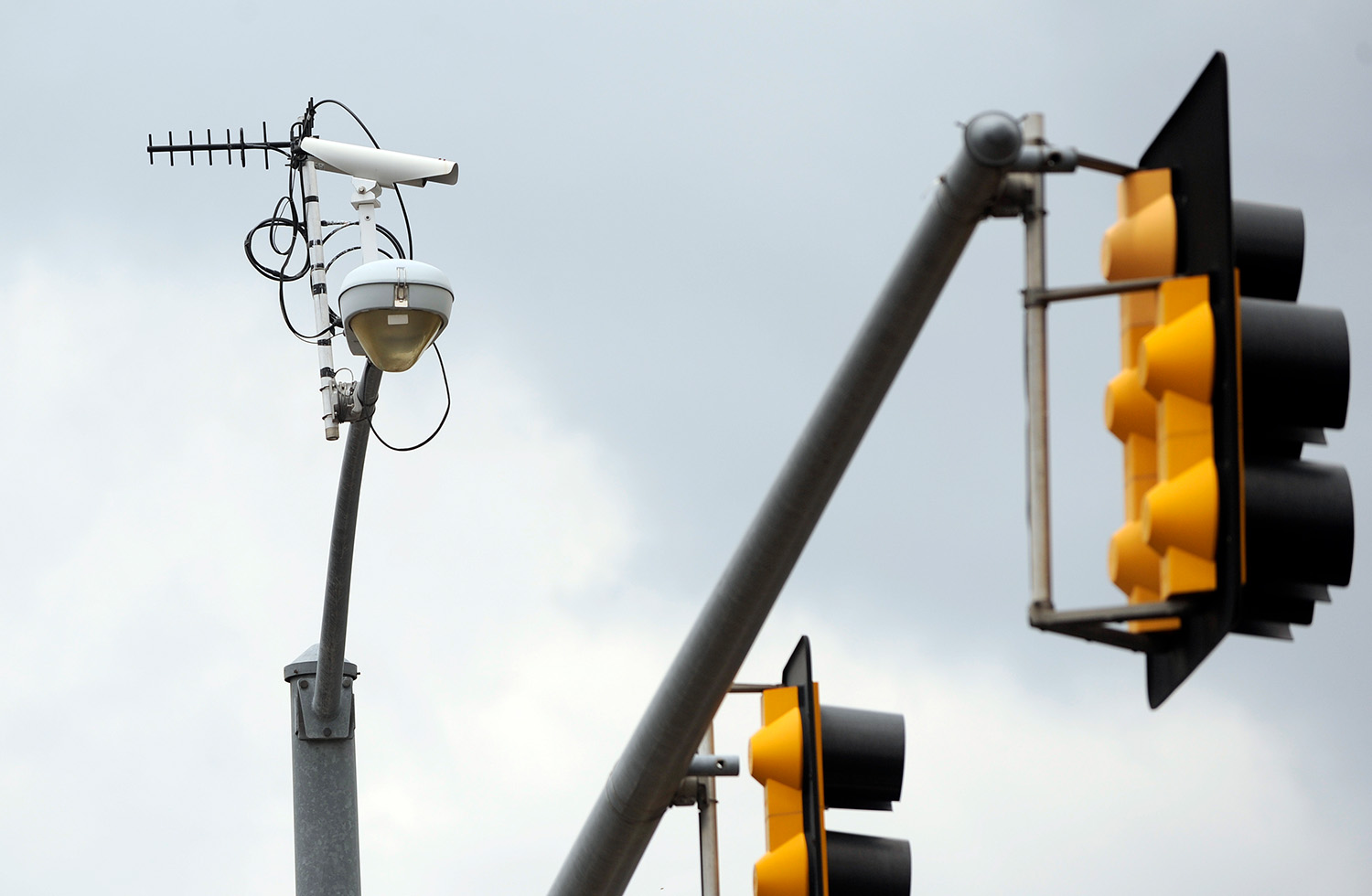 A traffic camera mounted atop a set of traffic lights in Aurora, Illinois with yagi antenna transmitter