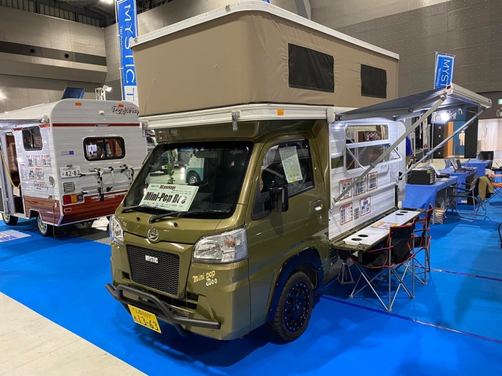 Mystic camper at a show with all features on display
