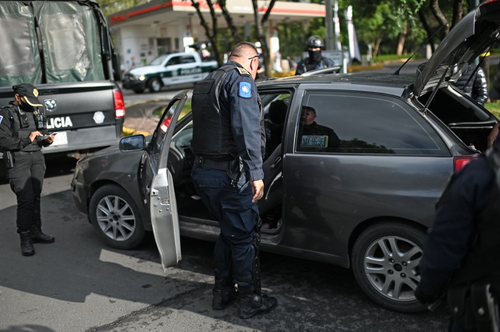 Policia checking vehicle 