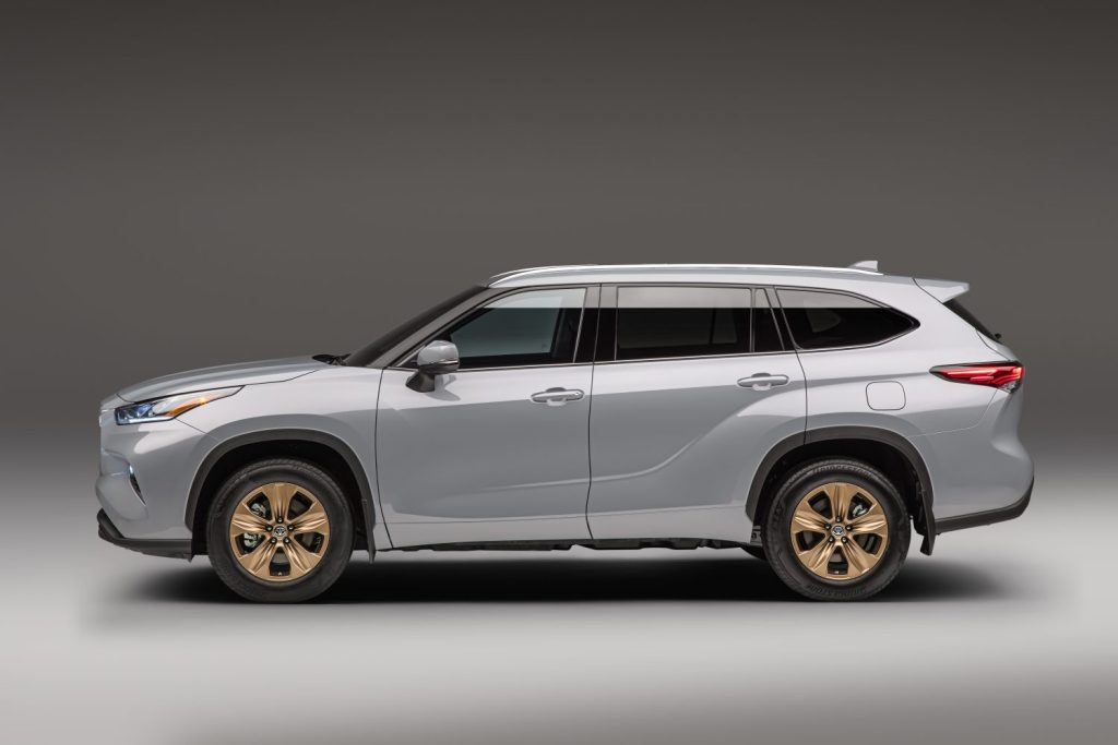 Side view of silver Toyota Highlander Hybrid, the best SUV for commuting in 2022