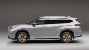 Side view of silver Toyota Highlander Hybrid, the best SUV for commuting in 2022