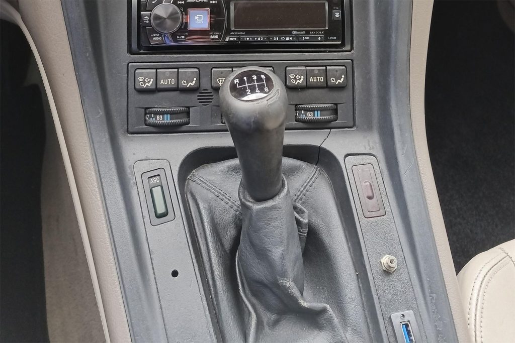 close up of the manual gear shifter in a V12 BMW 850i