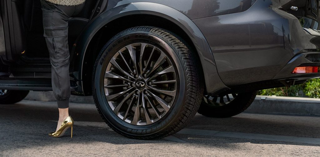 The upgraded wheels of a fully loaded 2022 Infiniti QX80 luxury SUV with three rows