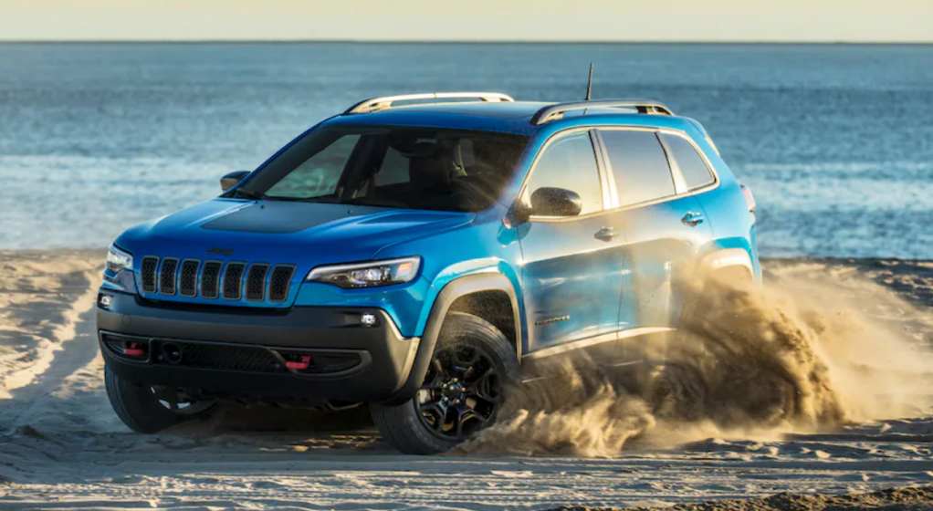 The 2022 Jeep Cherokee kicking up sand 