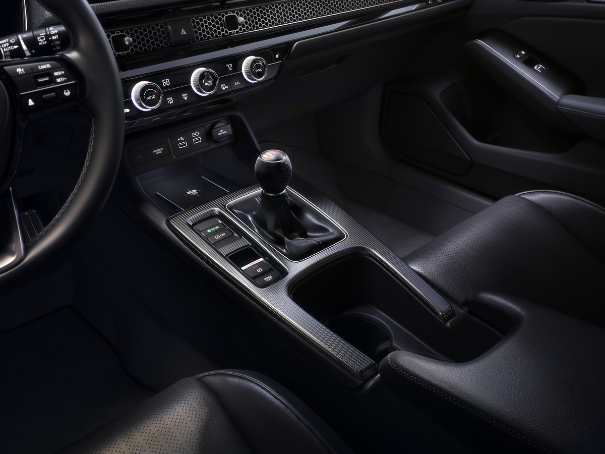 Interior shot of the 2022 Honda Civic hatchback with the six-speed manual transmission and an all-black cabin