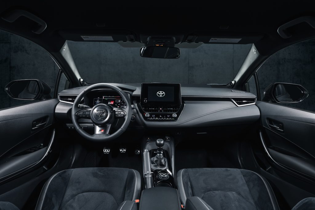 Čierne predné športové sedadlá a prístrojová doska modelu Toyota GR Corolla Circuit Edition z roku 2023