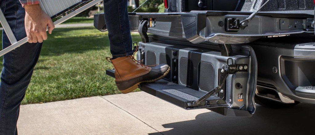 The Chevy Silverado multi-flex tailgate is better than other tailgate options. It the one pickup truck that uses a better tailgate.