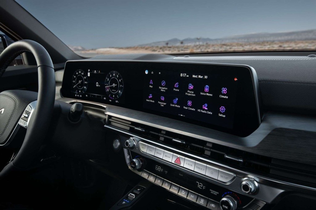 Curved display screens in 2023 Kia Telluride, highlighting differences between 2022 Telluride