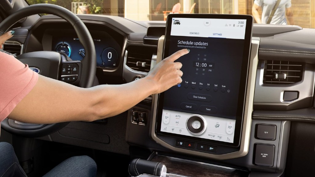 Ford F-150 Infotainment Screen - Apple CarPlay/Android Auto and Google Maps made factory navigation systems irrelevant. 