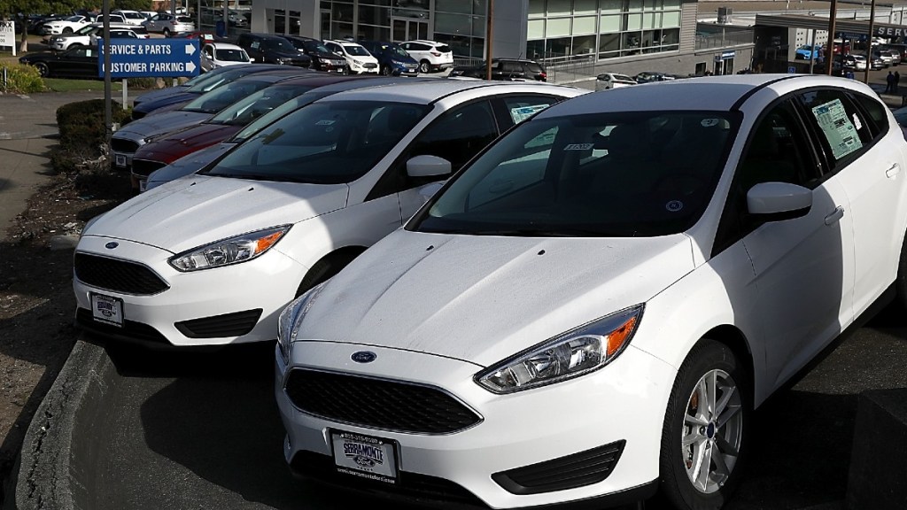A number of ford Focus models sitting on a dealership lot