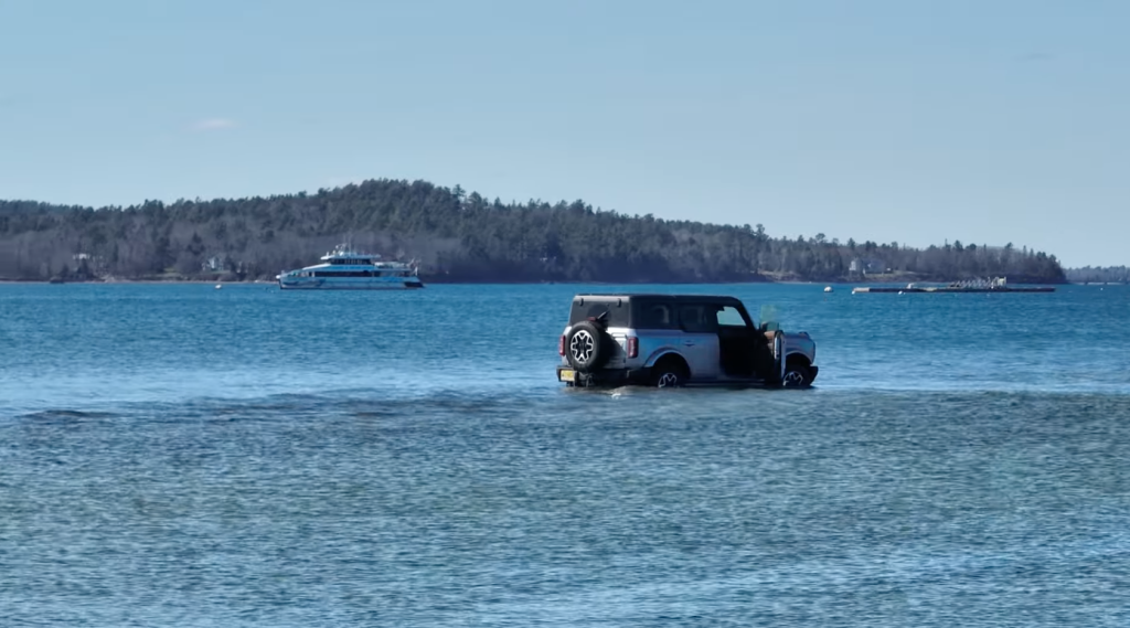 Ford Bronco stuck in a bay in Maine get complex off-road recovery 