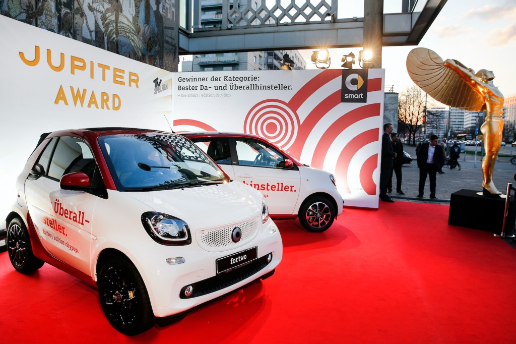 A row of Smart ForTwo EVs.
