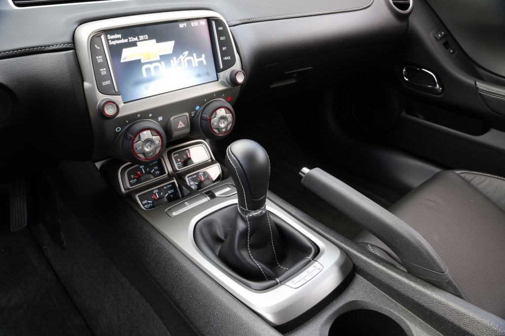 The 7" touchscreen infotainment in a 5th-gen 2015 Chevrolet Camaro