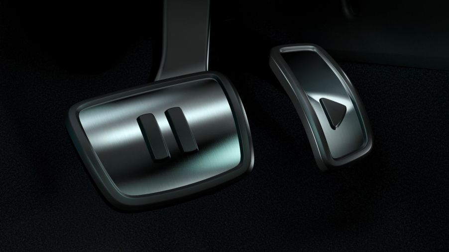 2021 Volkswagen ID.4 pedals with 'Pause' and 'Play' symbols
