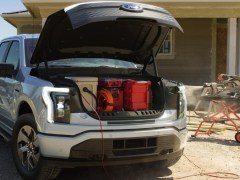 1 Ford Feature Delivers Extreme Practicality in the Lightning EV Truck